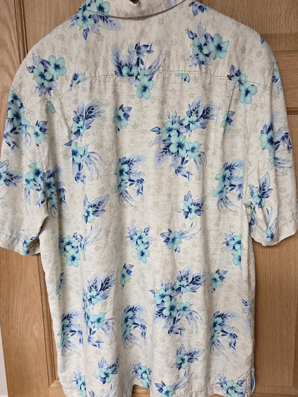 Tommy Bahama Light Beige Short-Sleeve Shirt with Blue Floral Print Large - Picture 2 of 6